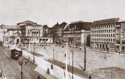 (1945-1950) Plac Wolności z budynkami Arkadii, Banku Wschodniego oraz Banku Gospodarstwa Krajowego.