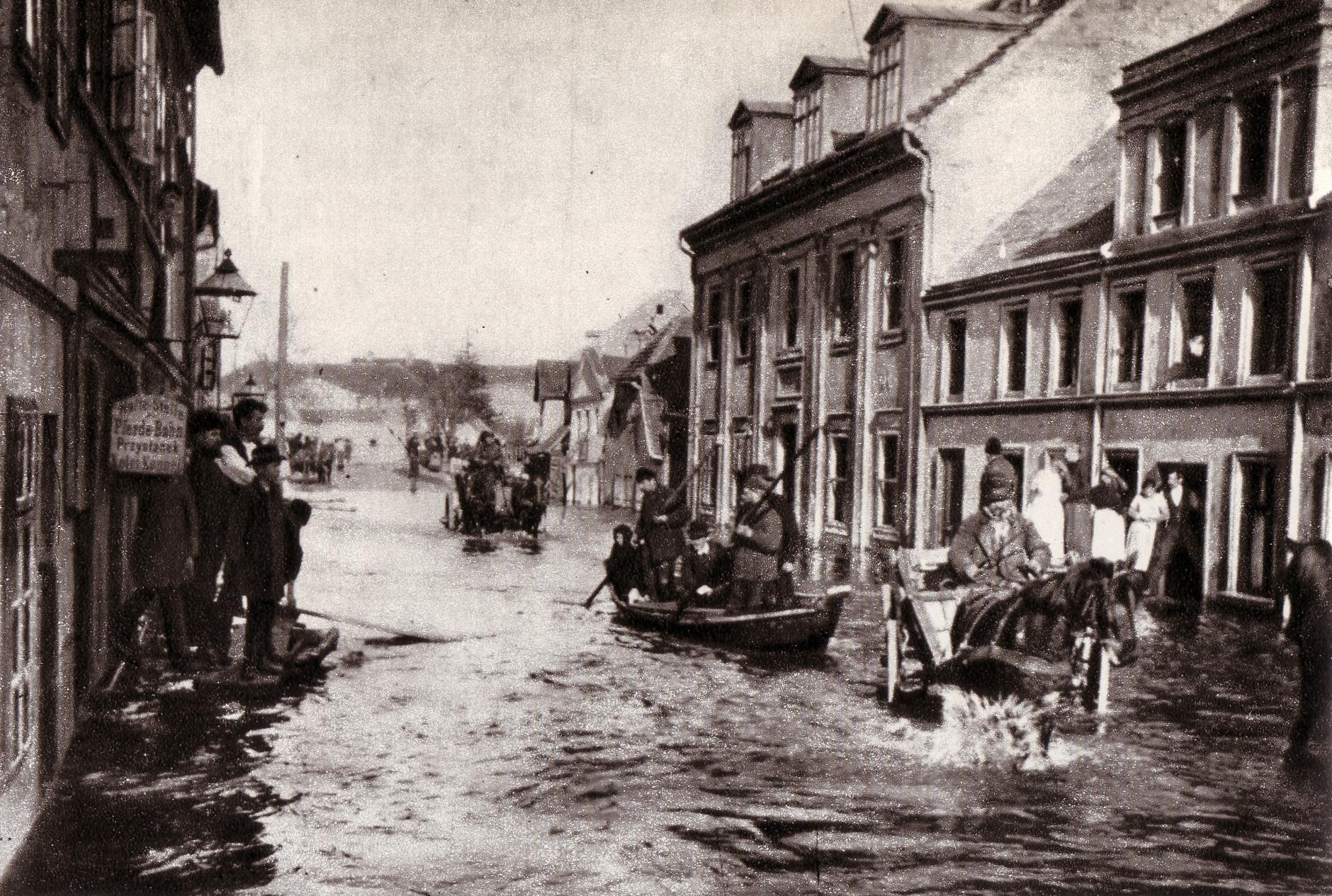 (1888) Chwaliszewo podczas powodzi. Po lewej widoczny przystanek tramwaju konnego.
