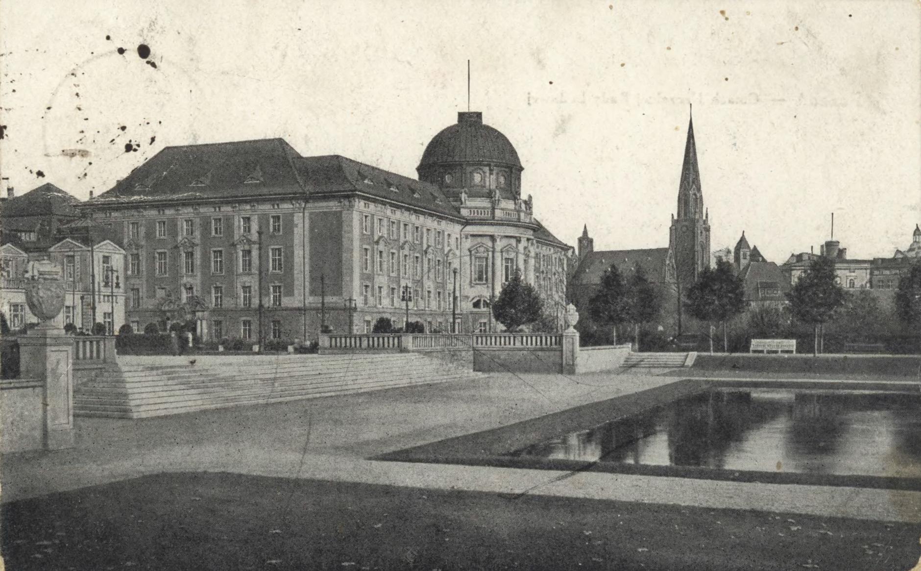 (1919-1939) Dzielnica Zamkowa z budynkiem Urzędu Osadniczego, na dalszym planie kościół św. Pawła (Najświętszego Zbawiciela).