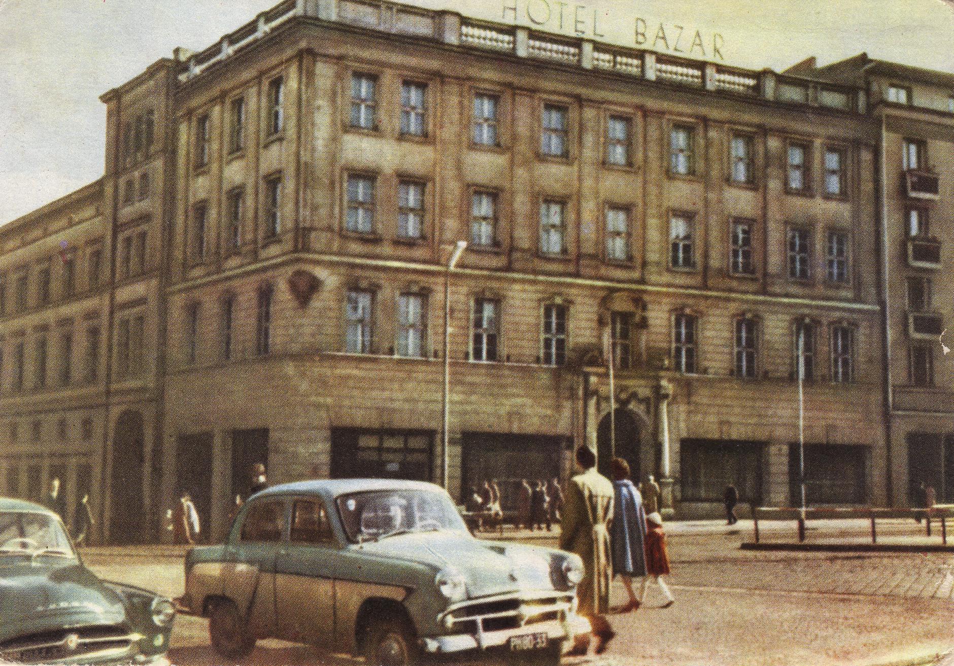 (1965) Hotel Bazar.