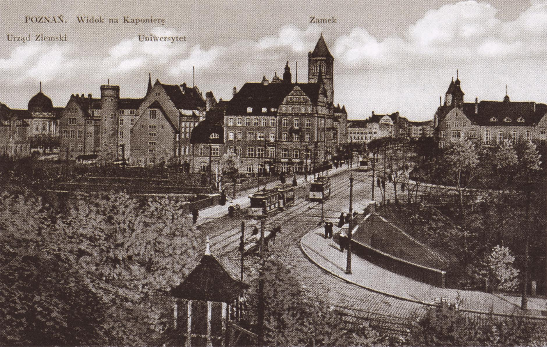 (1919-1939) Widok na Kaponierę (w głębi ul. Wjazdową), oraz od lewej: kopuła Urzędu Osadniczego, budynek Uniwersytetu Poznańskiego, wieża Zamku Cesarskiego z Collegium Iuridicum na pierwszym planie.