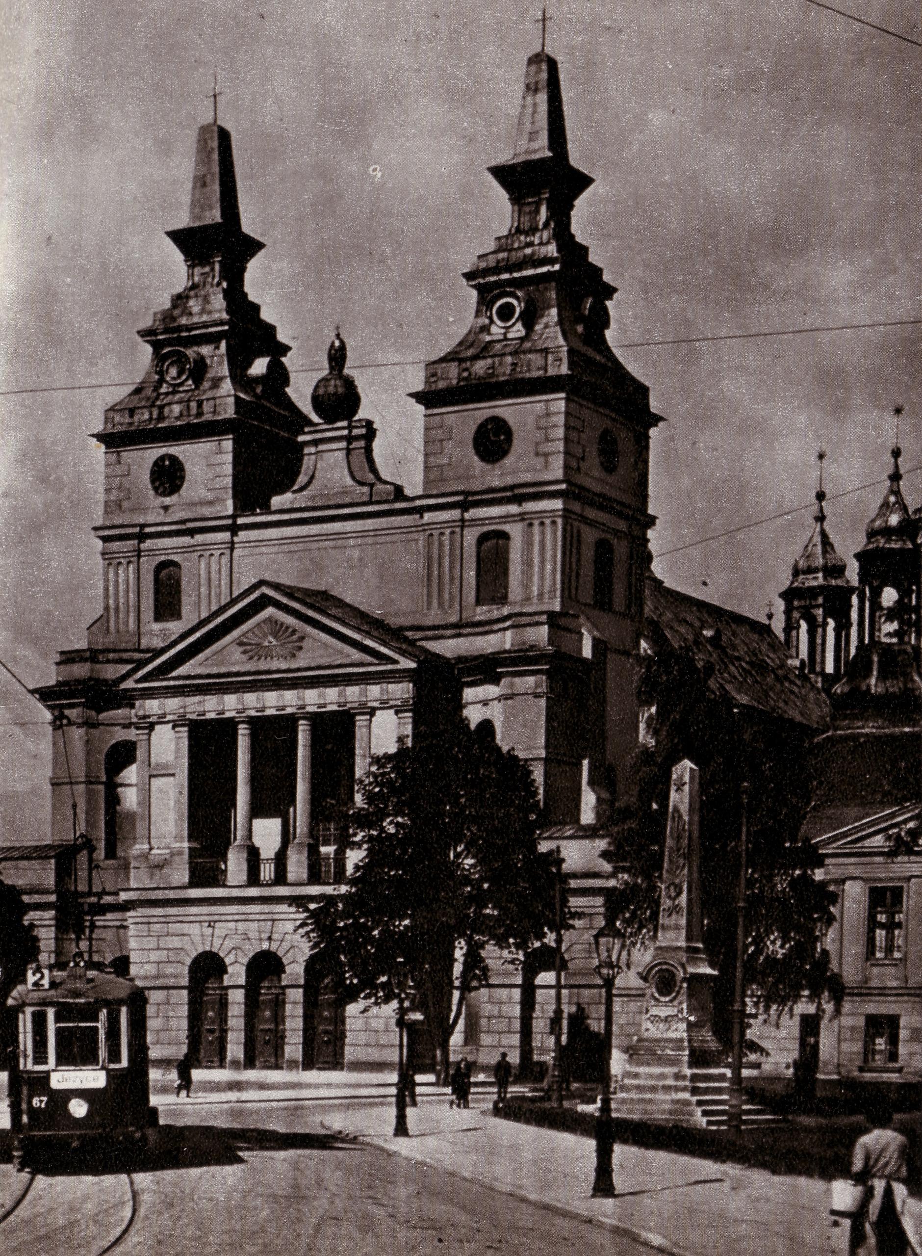 (1927) Fasada katedry, Z prawej pomnik Jana Kochanowskiego rozebrany przez Niemców w latach 1939-1945.