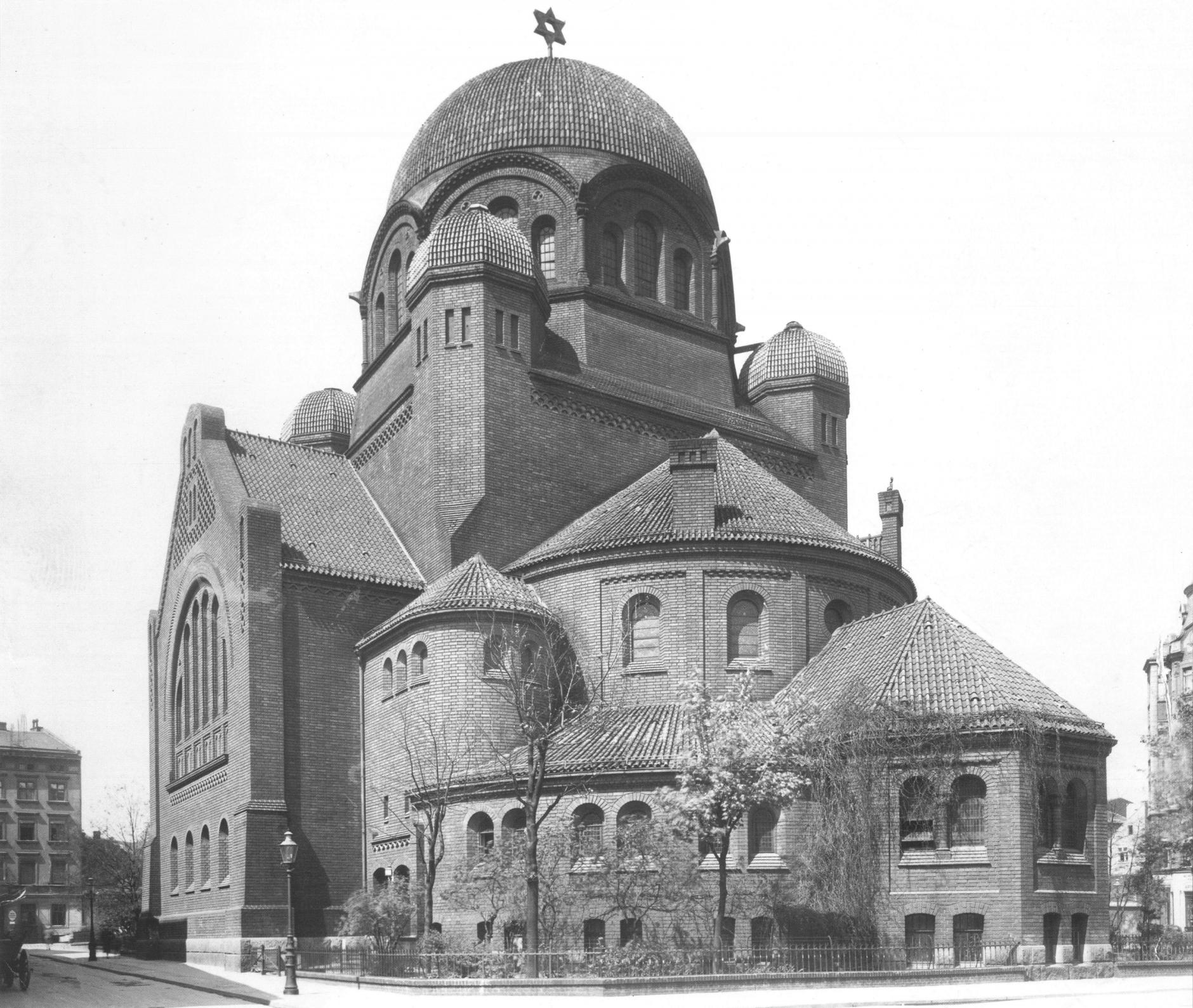 (1924-1934) Nowa Synagoga zbudowana wg. projektu Cremera i Wolfensteina.