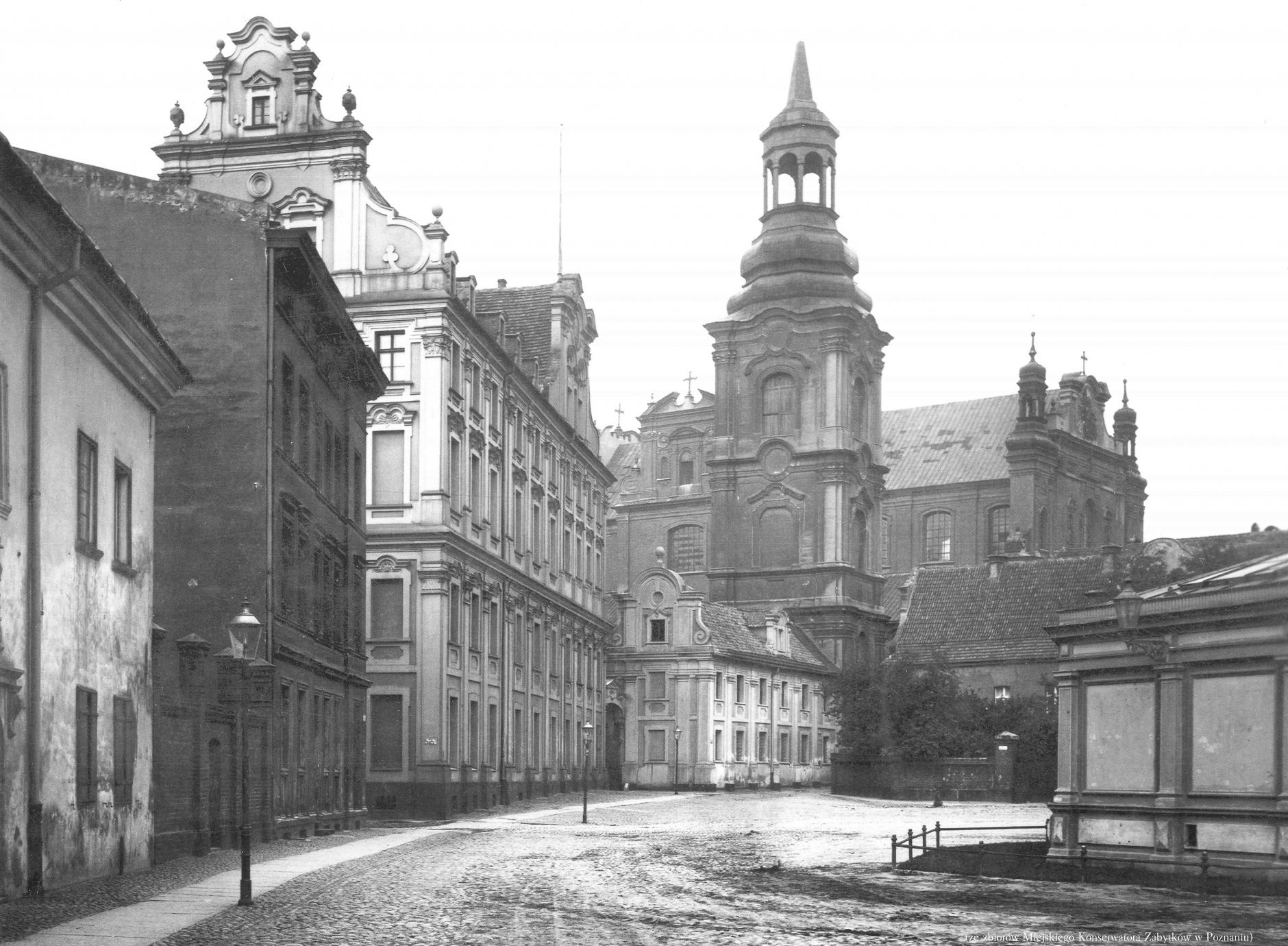 (1890-1910) Nowy Rynek (plac Kolegiacki), z prawej łaźnie miejskie, w głębi kolegium Pojezuickie oraz Fara.