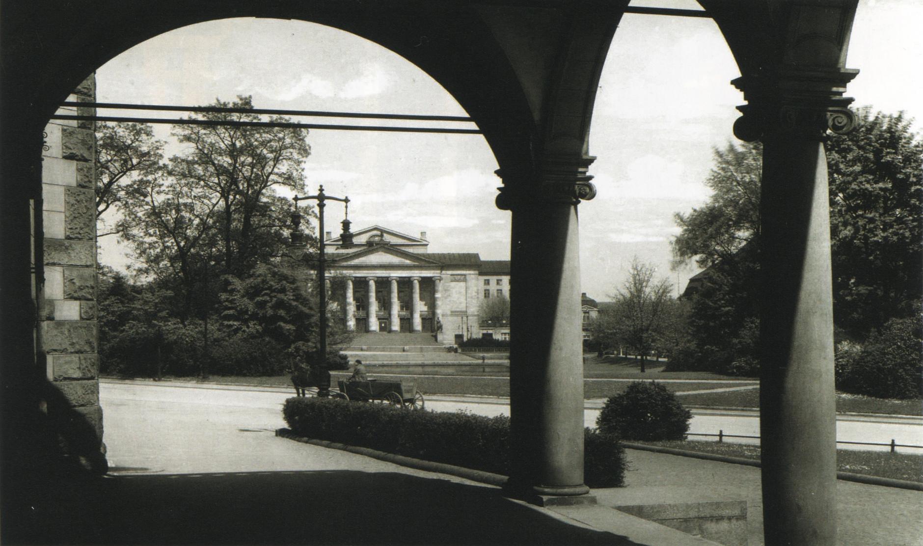 (1924) Park Mickiewicza w widoku od strony Collegium Minus, w tle gmach Teatru Wielkiego.