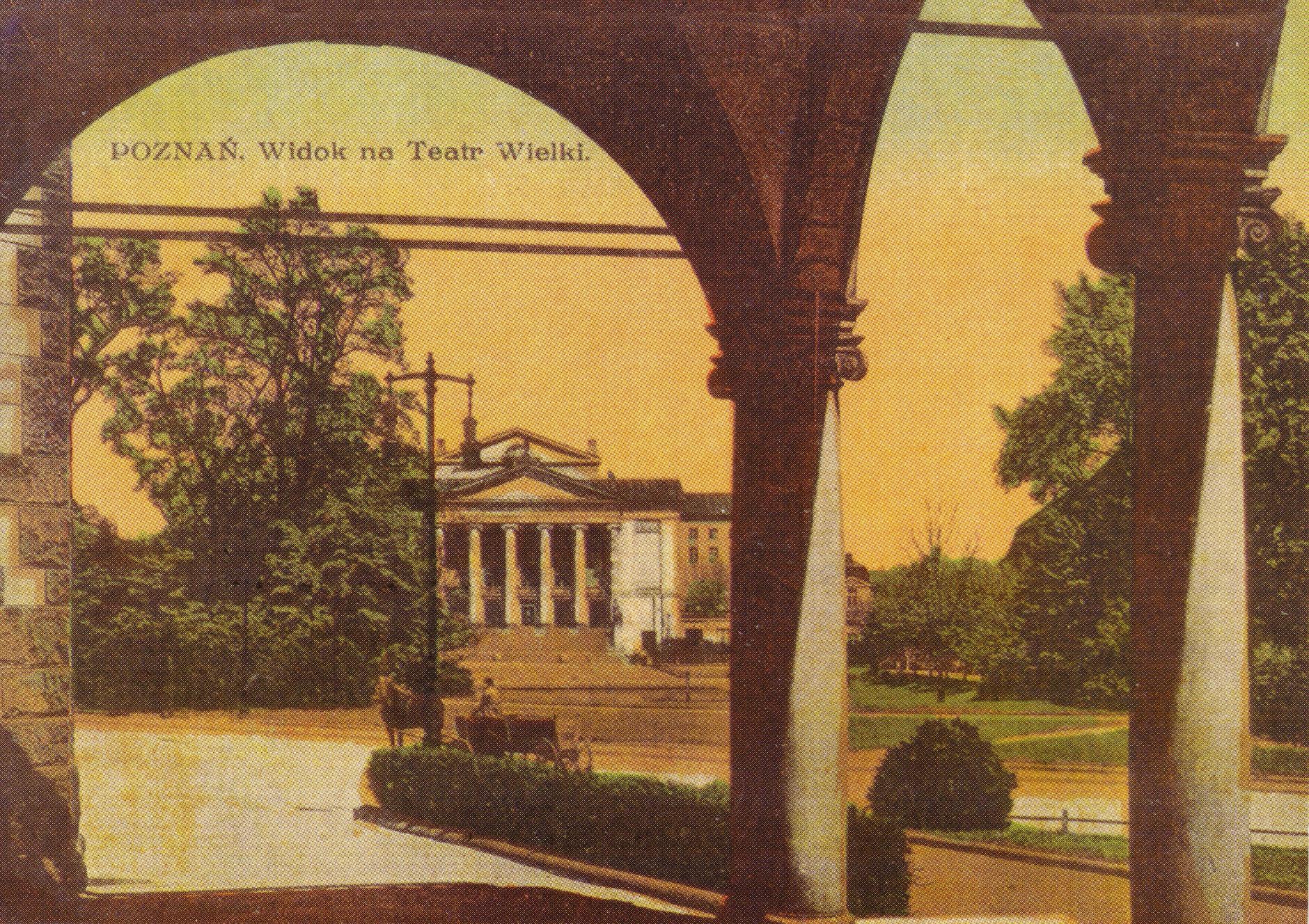 (1924) Park Mickiewicza w widoku od strony Collegium Minus, w tle gmach Teatru Wielkiego. Kolorowana wersja fotografii R. S. Ulatowskiego.