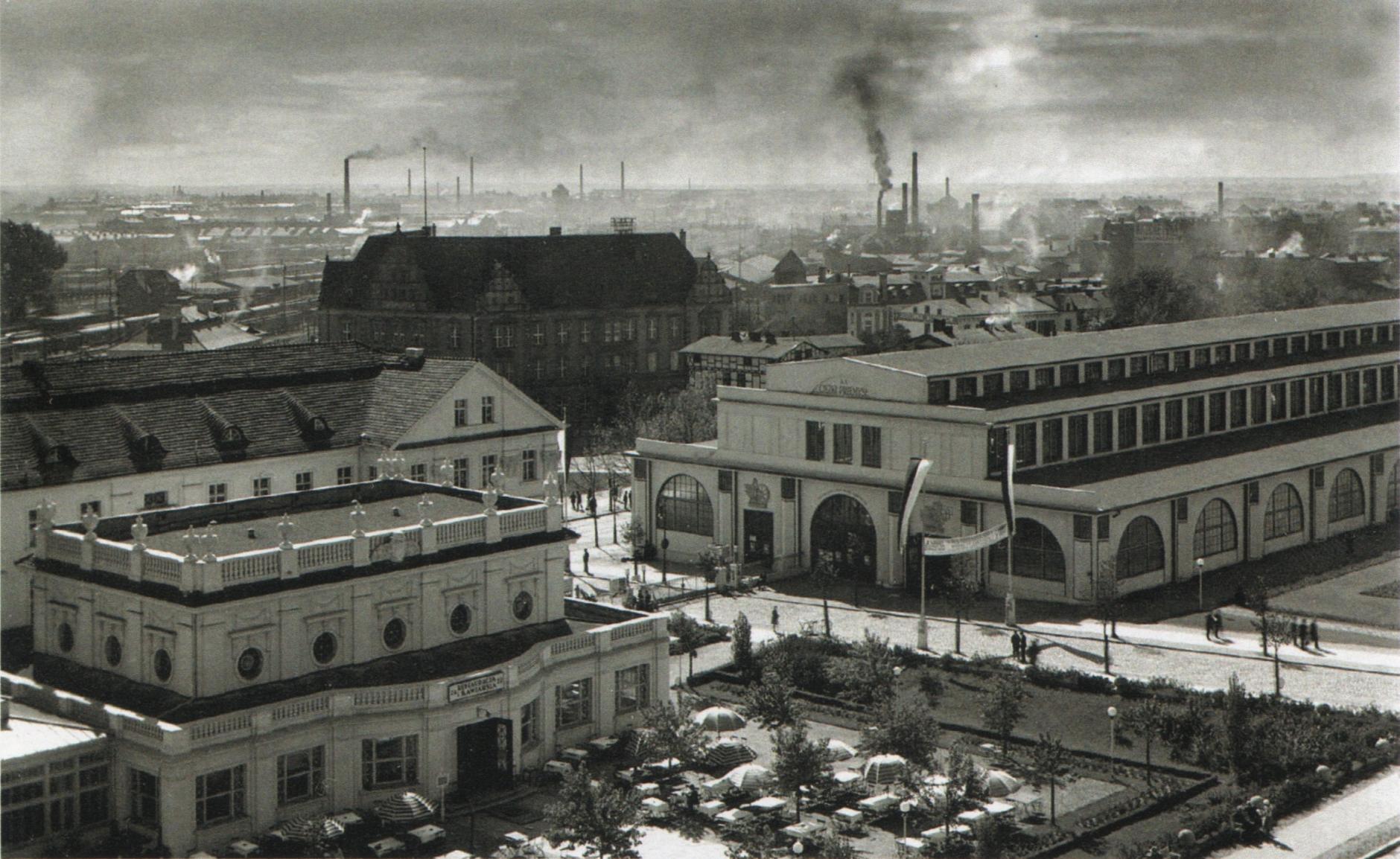 (1929) Powszechna Wystawa Krajowa. Budynek administracyjny i Hala Przemysłu Ciężkiego.
