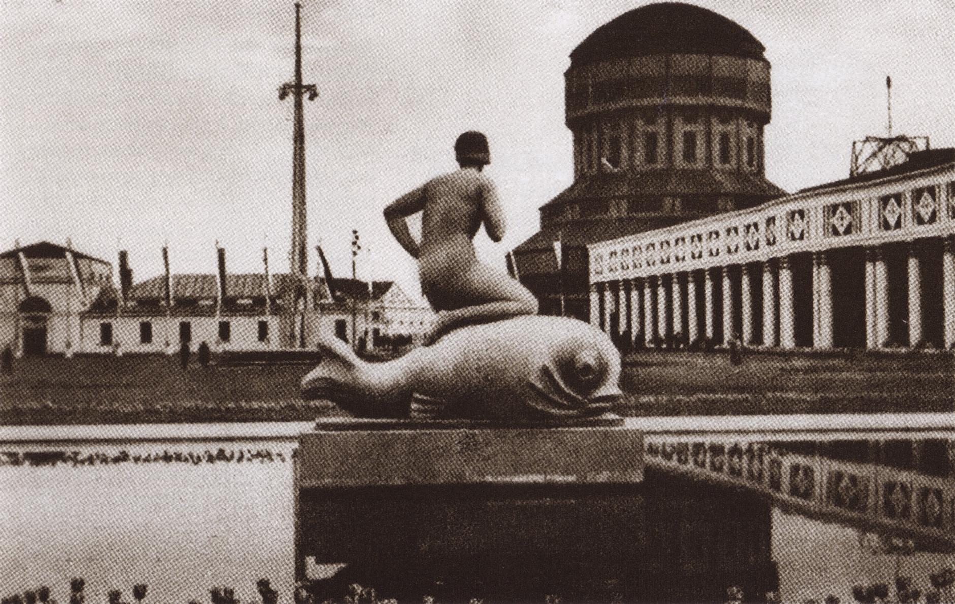 (1929) Teren Powszechnej Wystawy Krajowej. Za fontanną z rzeźbą delfina widoczna jest Wieża Górnośląska.