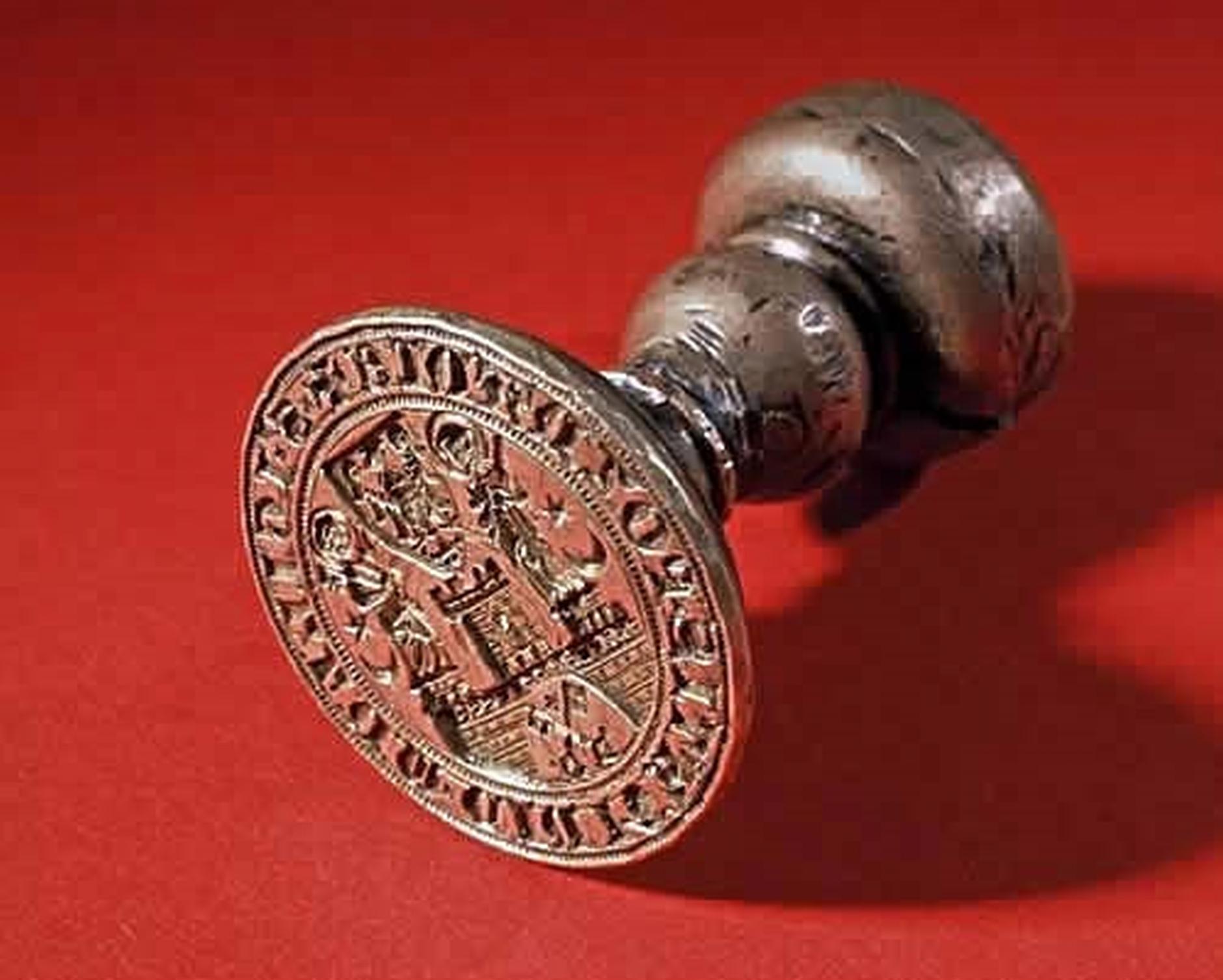 (1301-1350) Tłok pieczętny (mosiężny, wklęsłoryty, okrągły): pieczęć wielka miasta Poznania SIGILLUM CIVITATIS POZNANIE. Napis minuskulno-majuskulny, gotycki, wklęsły