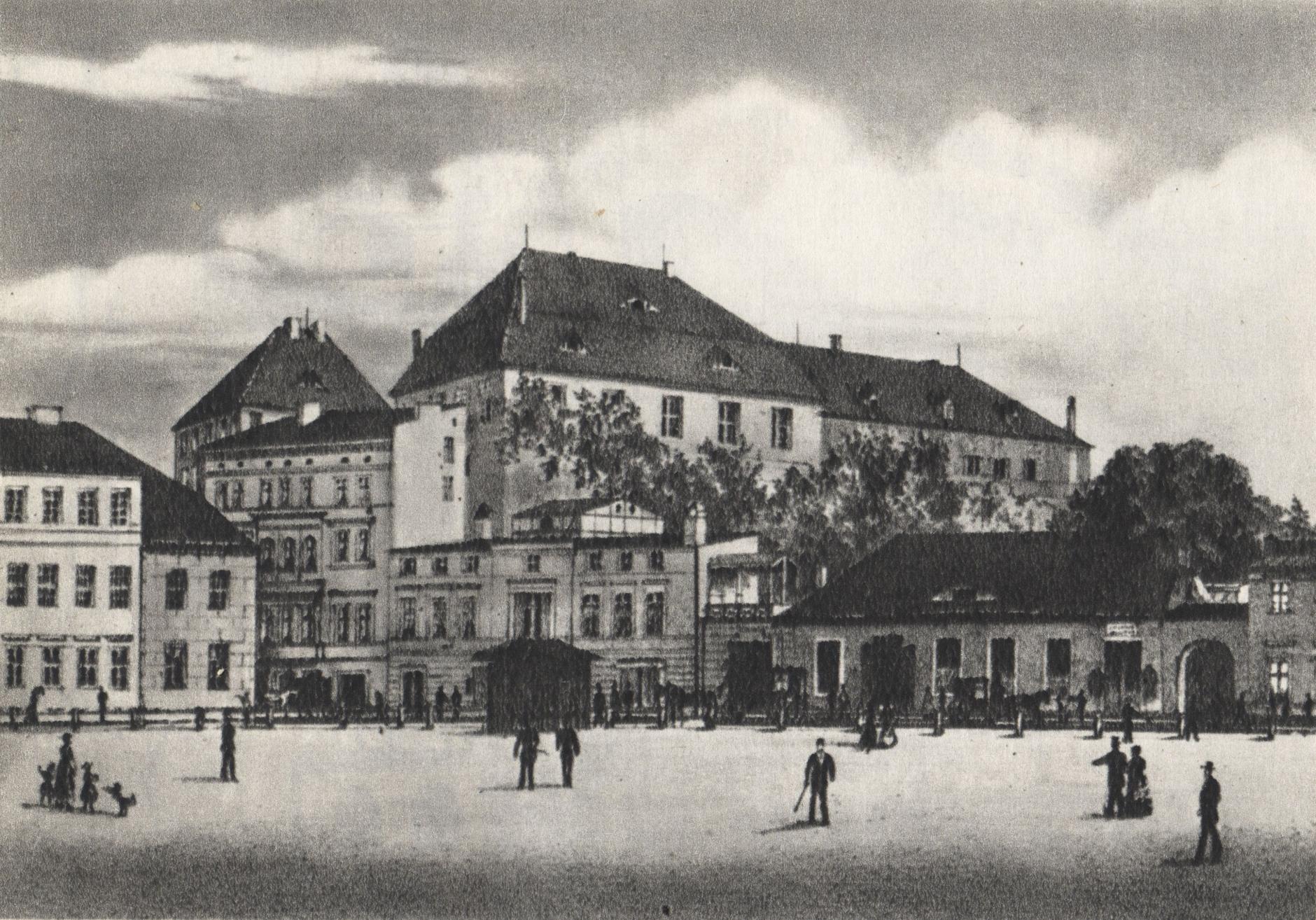 (1866-1876) Plac Sapieżyński (Wielkopolski) od północnego-zachodu. Na pierwszym planie teren placu ograniczony od pd. zabudowaniami ul. Fryderykowskij (23 lutego). Na wzniesieniu zamek Przemysła.