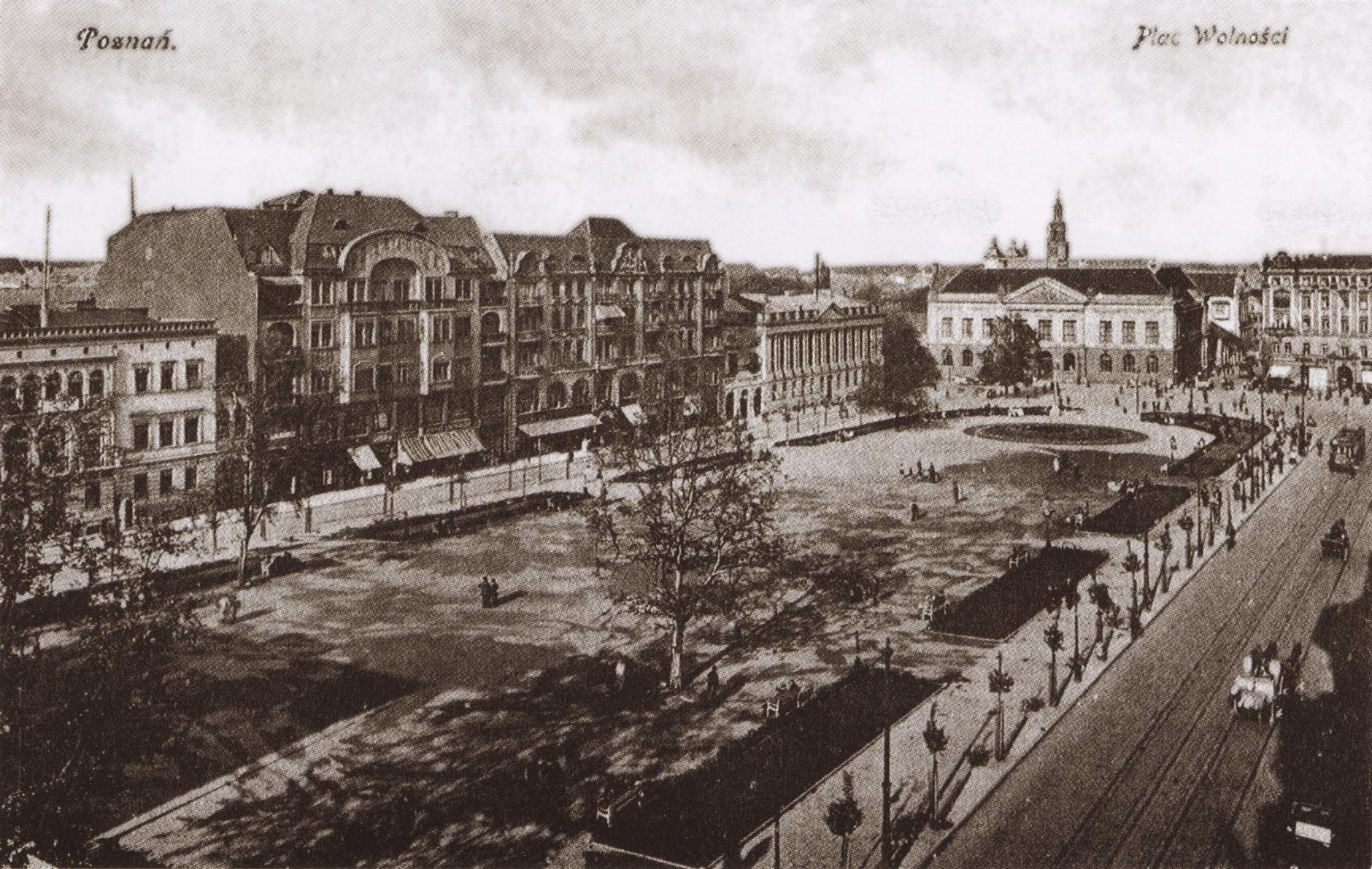(1919-1937) Plac Wolności. Od prawej widoczne budynki Bazaru, Muzeum Wielkopolskiego, Biblioteki Raczyńskich i Domu Przemysłowego. Od lewej budynek dawnej Komendantury Królewskiej.