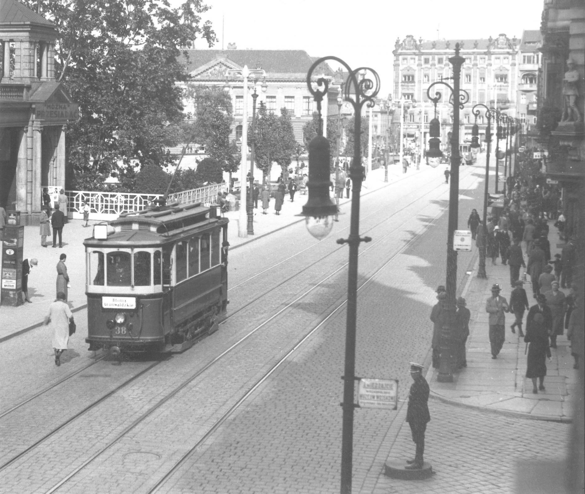 (1932) Plac Wolności. Od lewej: Arkadia, Plac Wolności, Muzeum Wielkopolskie oraz Bazar.