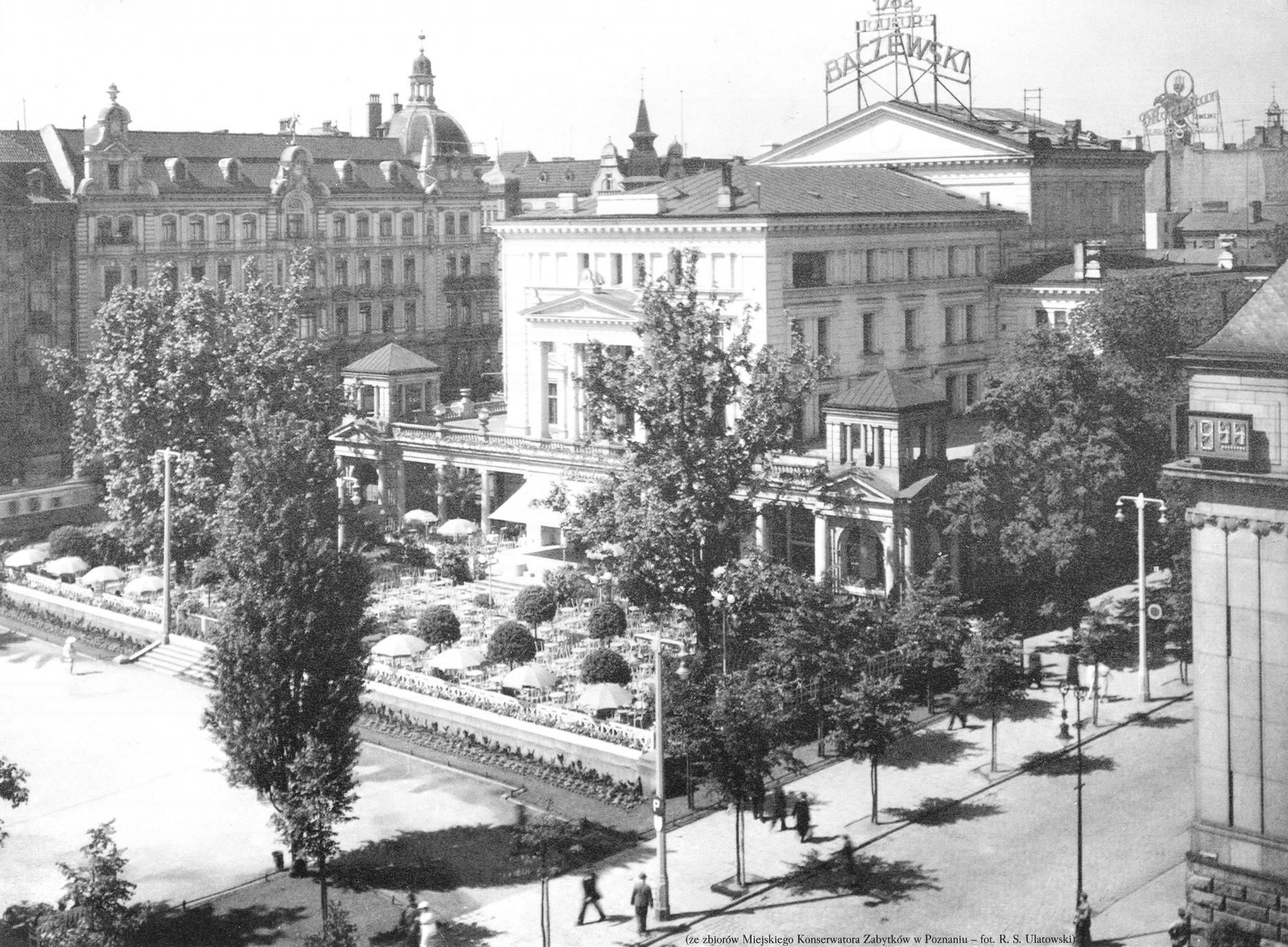 (1938) Plac Wolności, była siedziba niemieckiego teatru, wybudowanego w 1879 r., w okresie międzywojennym mieściła się tu słynna kawiarnia Esplanade, a po modernizacji Arkadia.