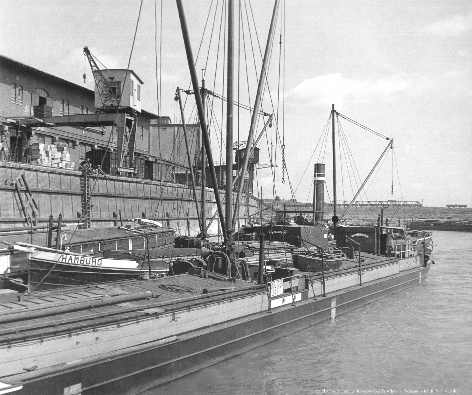 (1930-1939) Port Rzeczny na Warcie, widok od obecnej ul. Estkowskiego, w głębi most kolejowy.