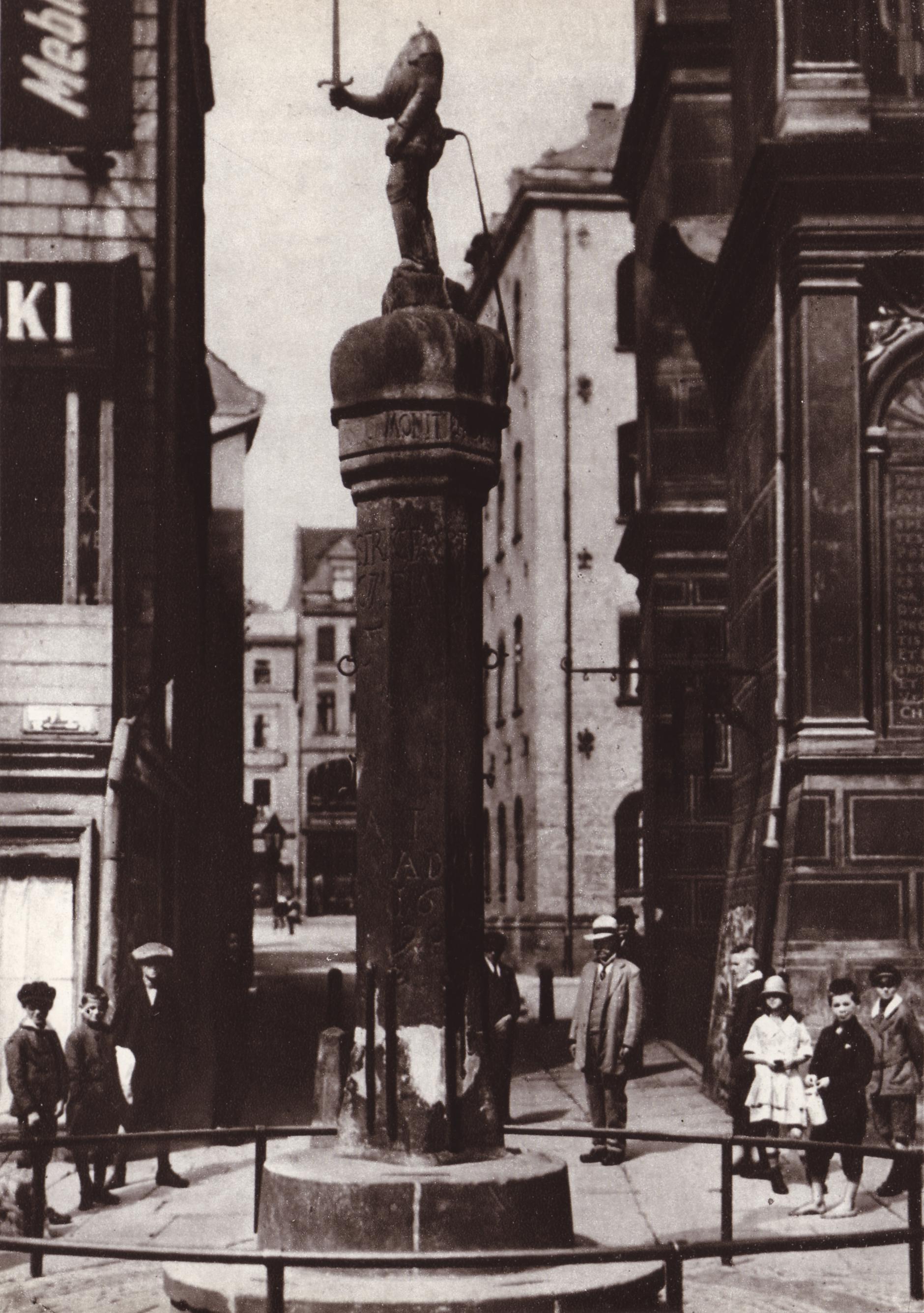 (1927) Pręgierz przed Ratuszem.