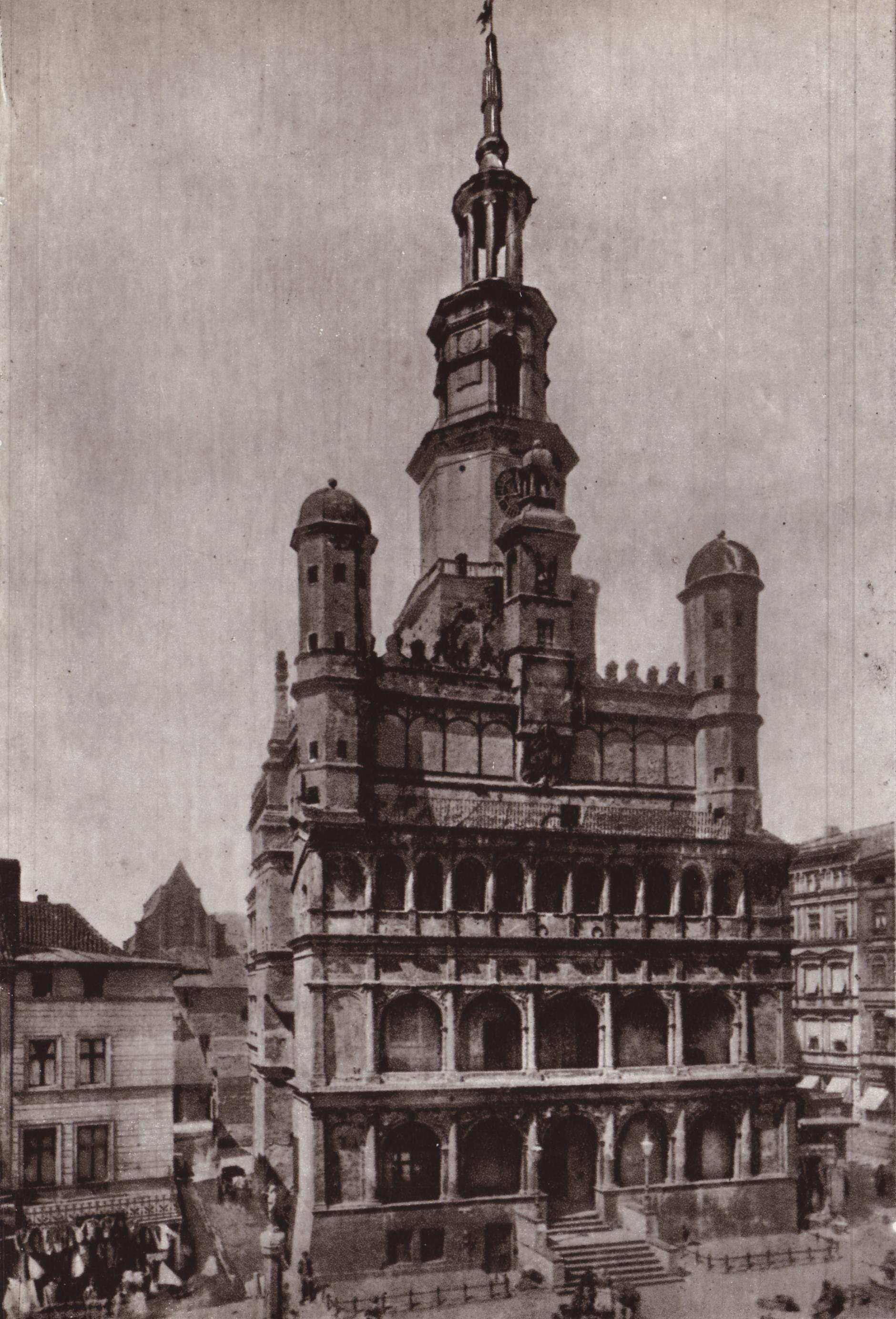 (1881-1890) Widok na fasadę wschodnią Ratusza. W głębi budynek Wagi Miejskiej.