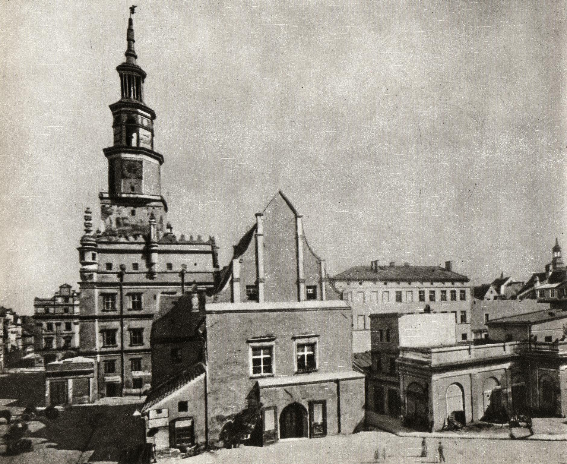 (1880-1890) Stary Rynek od zachodu przed rozbiórką budynku Wagi Miejskiej.