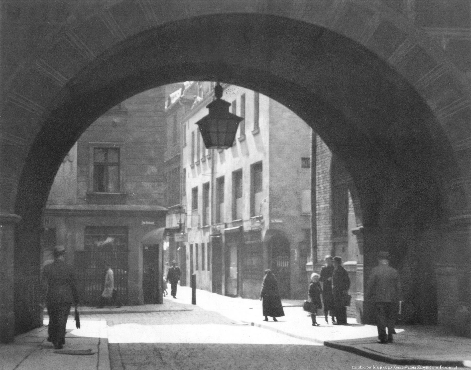 (1892-1944) Stary Rynek, przejście pod łącznikiem między Ratuszem a Nowym Ratuszem oraz wylot ul. Wronieckiej.