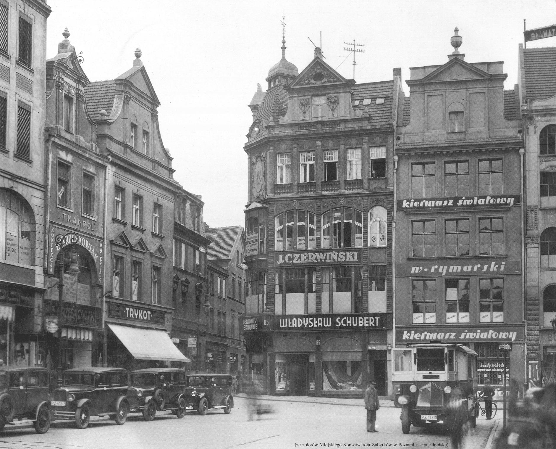 (1934) Stary Rynek, wylot ul. Rynkowej. Budynek z reklamą: TRYKOT - był własnością prezydenta miasta, Cyryla Ratajskiego. Obecnie jest to Muzeum Henryka Sienkiewicza.