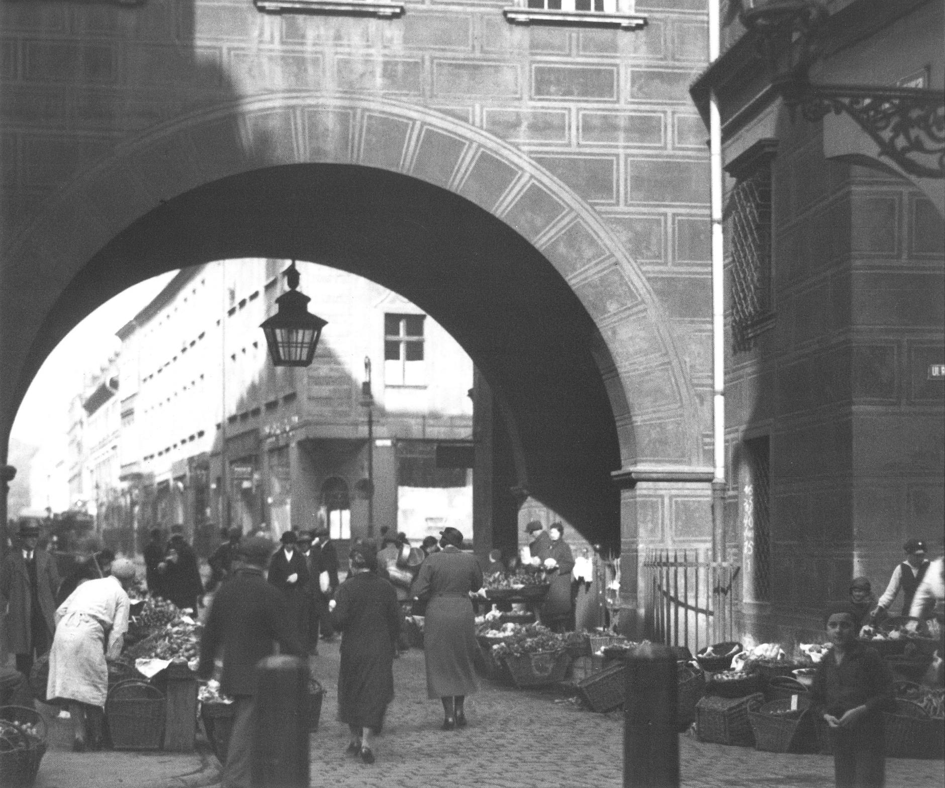 (1934) Stary Rynek, krużganek łączący Nowy Ratusz ze Starym i prowadzący do gabinetu prezydenta miasta, w głębi ul. Wroniecka.