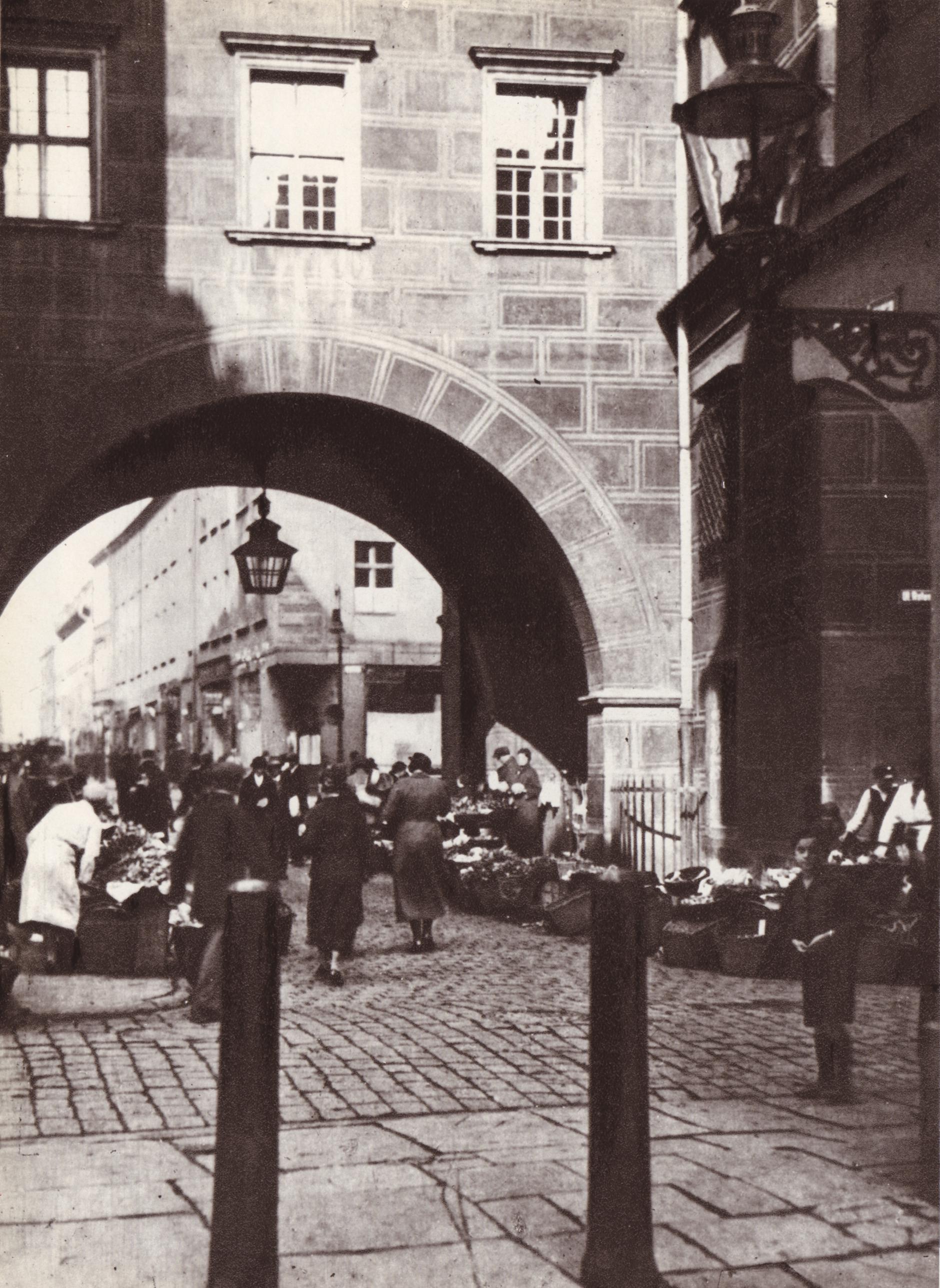 (1934) Targ w uliczce pomiędzy Starym a Nowym Ratuszem. W głębi ul. Wroniecka.