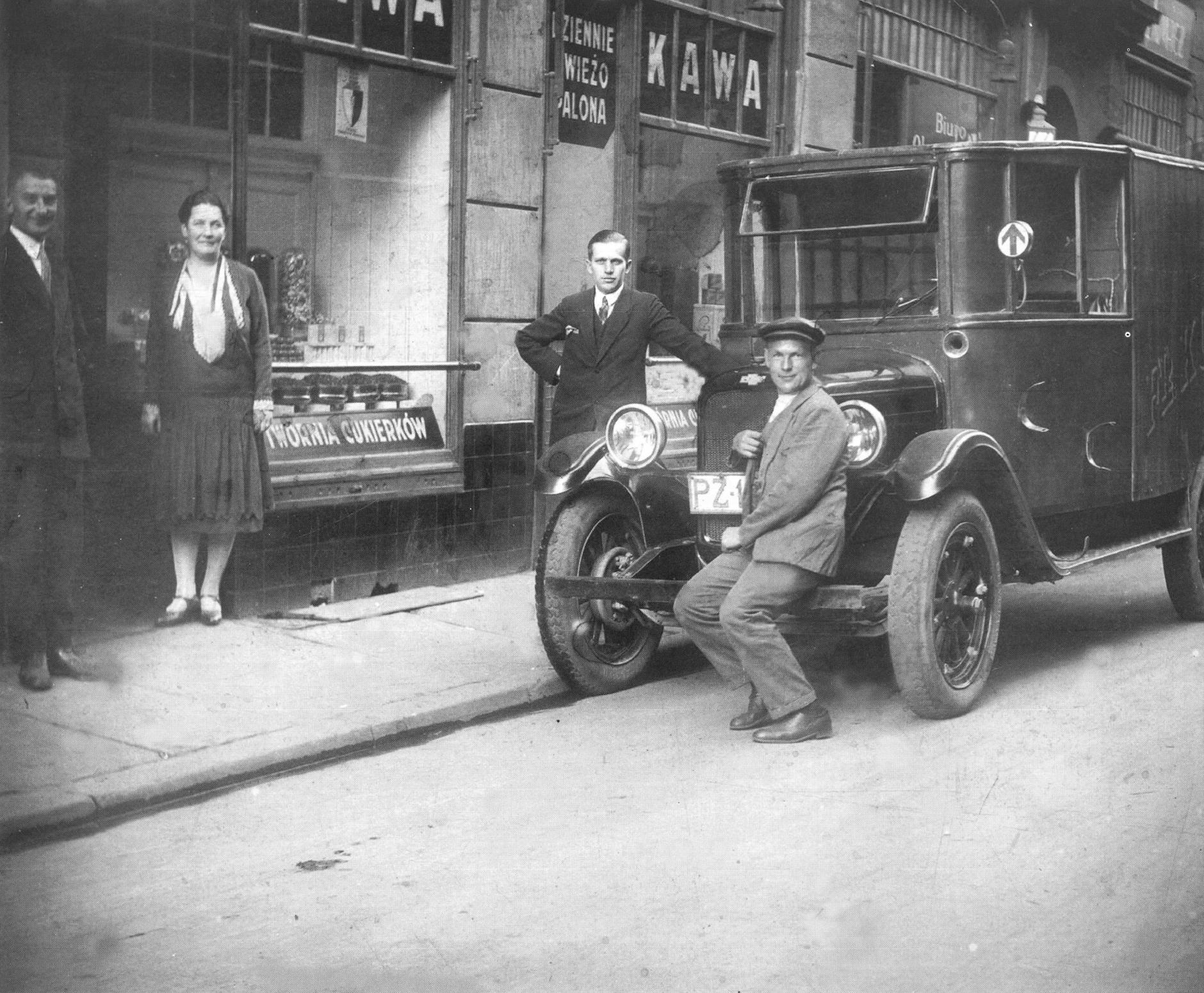 (1925-1935) Taksówka bagażowa przy ul. Bydgoskiej 5 na Śródce.
