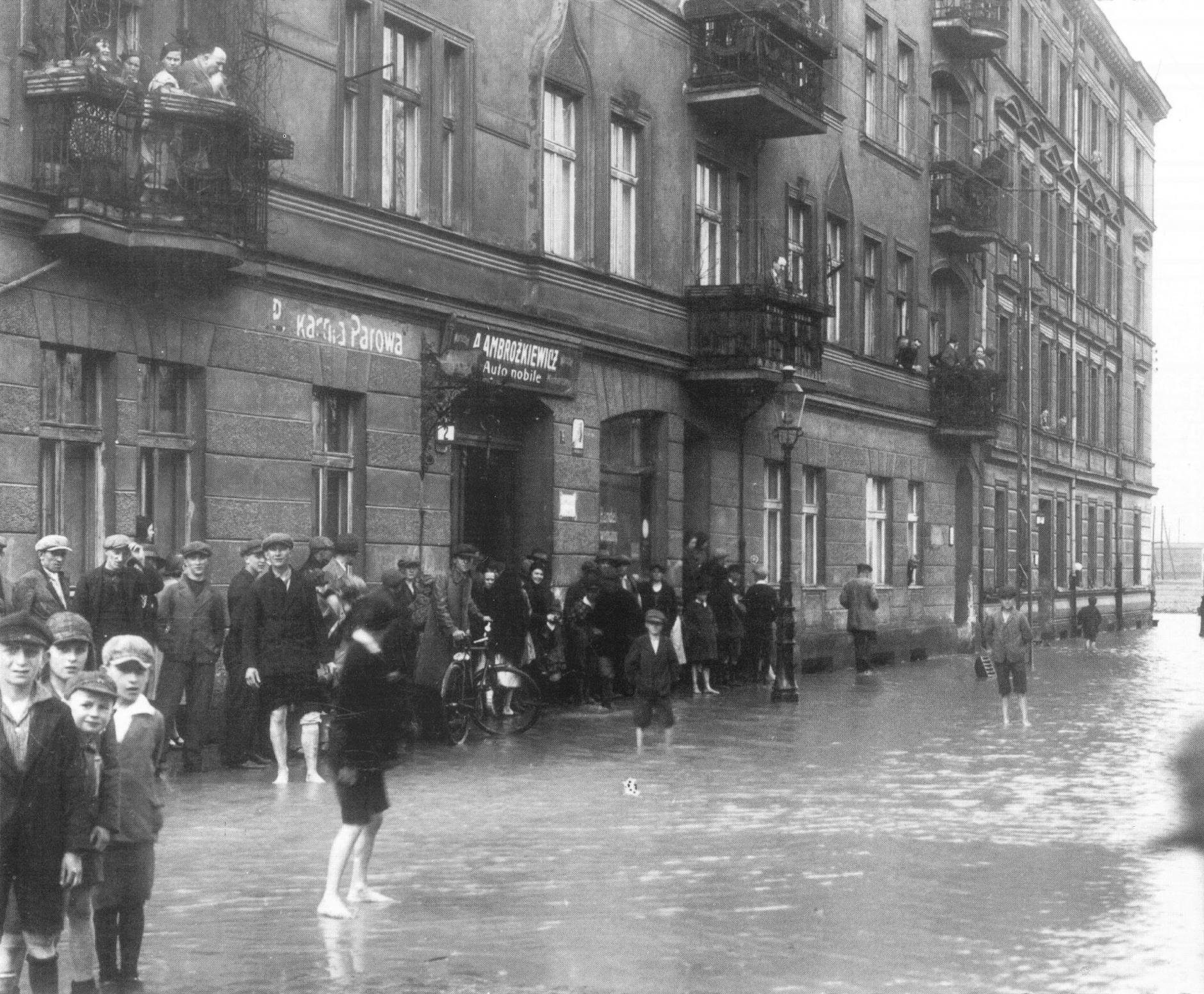 (1937) Ulica Bydgoska podtopiona po gwałtownej burzy.