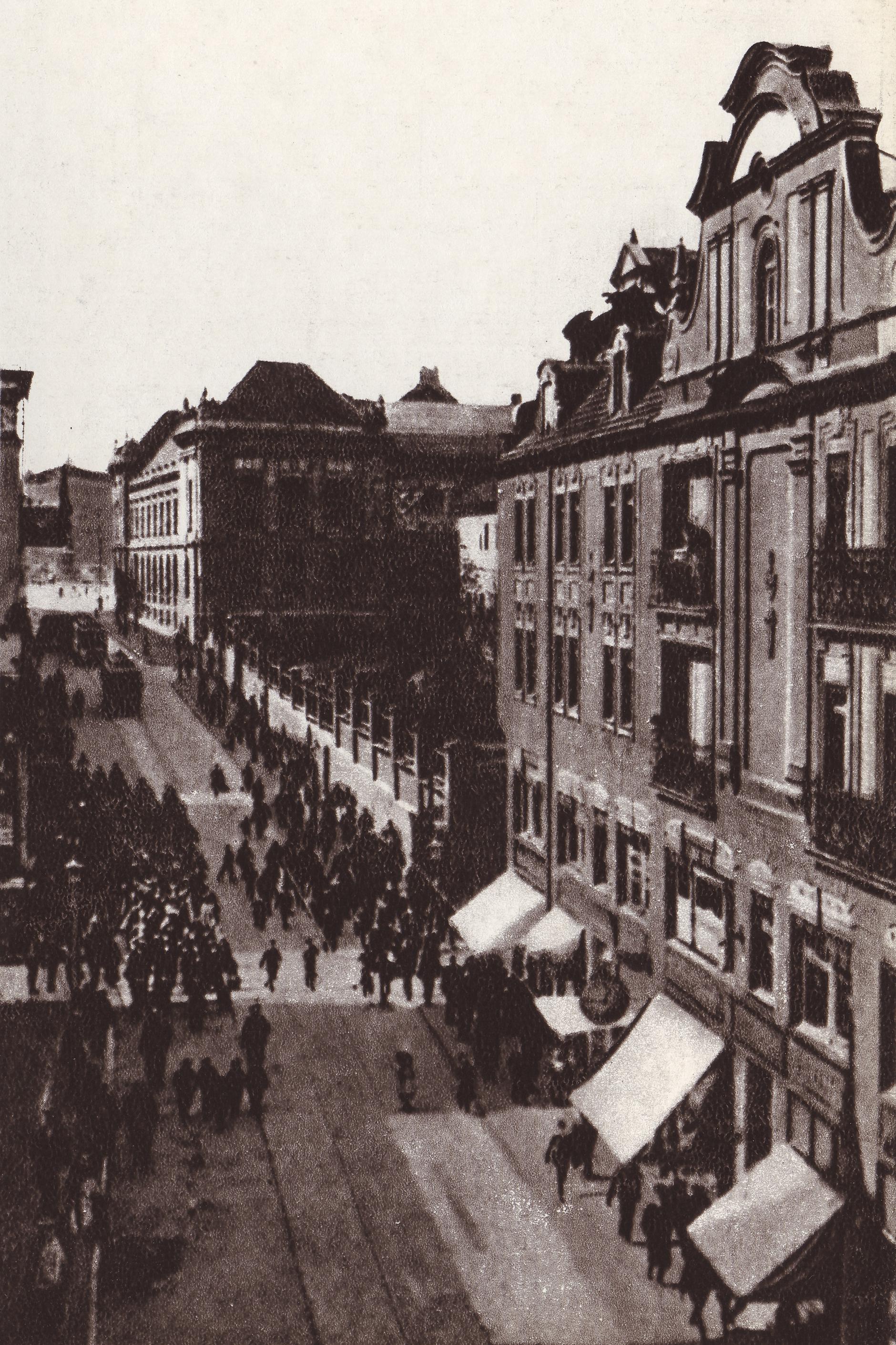 (1904-1911) Widok ze Starego Rynku na ul. Nową (Paderewskiego). W głębi gmach Muzeum Cesarza Fryderyka III (Narodowego).