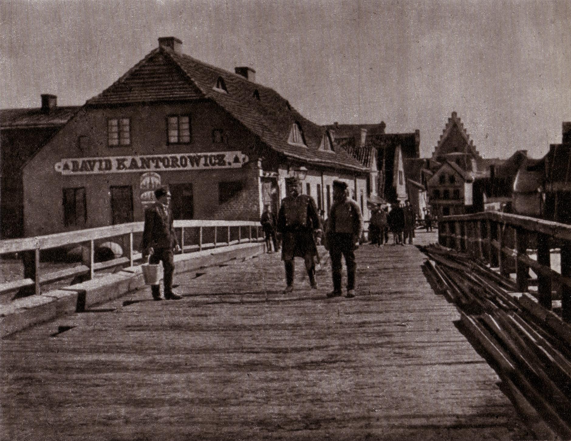 (1888) Ulica Ostrówek. Widok od strony Cybiny. W głębi zabudowania Rynku Śródeckiego.