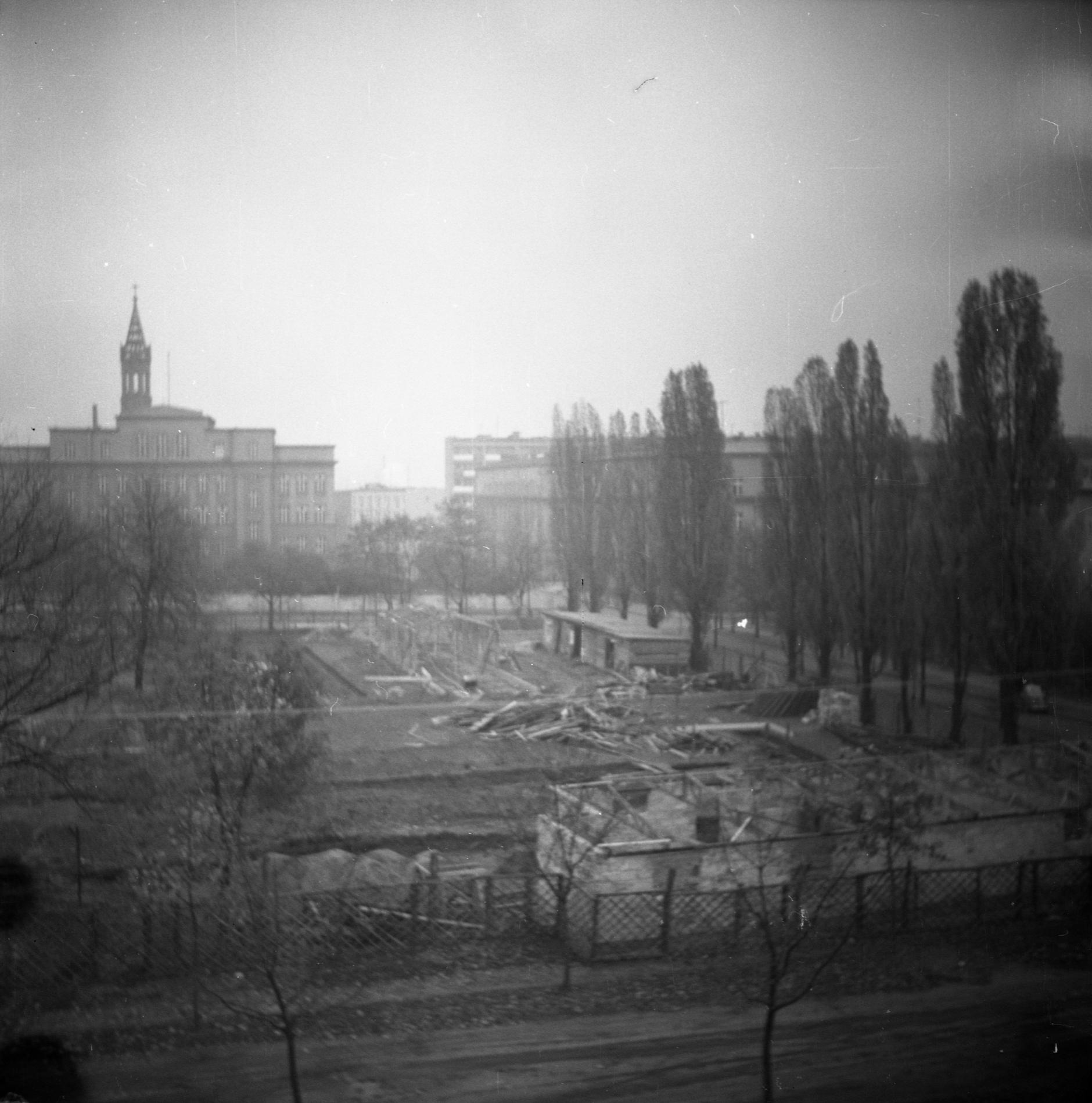 (1964) Widok na budowaną przychodnię przy ul. Bogusławskiego. W tle po lewej budynek VIII Liceum Ogólnokształcącego i wieża kościoła Matki Boskiej Bolesnej.