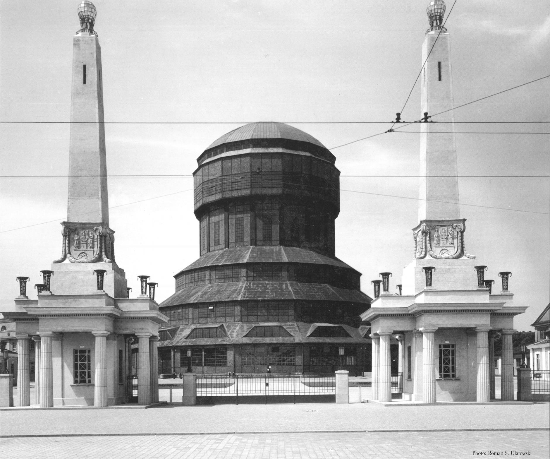 (1929) Dawna wieża ciśnień zwana Górnośląską, główne wejście na tereny targowe Powszechnej Wystawy Krajowej.