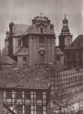 (1927) Kościół farny oraz na pierwszym planie fragment XVII-wiecznego muru obronnego.