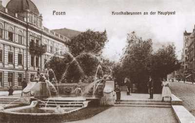(1909-1918) Fontanna Kronthala na ul. Wilhelmowskiej (dziś al. Marcinkowskiego). Po lewej fragment budynku ówczesnej Poczty Głównej.