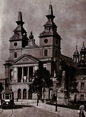 (1927) Fasada katedry. Z prawej pomnik Jana Kochanowskiego rozebrany przez Niemców w latach 1939-1945.