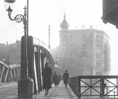 (1929) Most Chwaliszewski, po prawej kamienica z apteką, po lewej pałacyk Sigismunda Engla. Widok na Chwaliszewo.