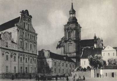 (1866-1877) Nowy Rynek (pl. Kolegiacki). Kolegium Pojezuickie od północnego-wschodu, w głębi Fara.