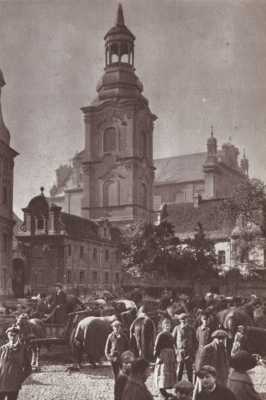 (1927) Targ na Nowym Rynku (pl. Kolegiackim). W głębi dzwonnica i Fara.