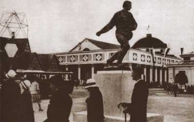 (1929) Tereny wschodnie Powszechnej Wystawy Krajowej. Pawilon elektrotechniczny i rzeźba Siewcy.