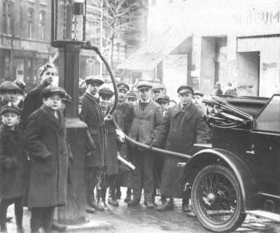 (1925) Pierwszy dystrybutor paliw w Poznaniu ustawiony na pl. Wolności.