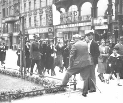 (1932) Plac Wolności 6, kamienica Stefana Kałamajskiego ze słynną reklamą i wejście do największego kina Słońce.