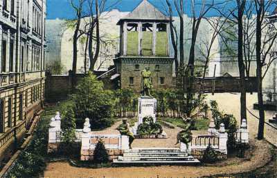 (1919-1939) Pomnik Adama Mickiewicza w ogrodzie przy kościele św. Marcina.