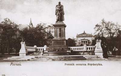 (1905-1919) Pomnik Cesarza Fryderyka III na pl. Wilhelmowskim (dzisiaj pl. Wolności). W tle Arkadia.