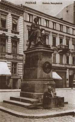 (1908-1919) Pomnik Hygiei z tzw. studzienką Raczyńskich na dzisiejszych Al. Marcinkowskiego (na wysokości dzisiejszej ul. Podgórnej).