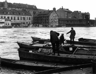 (1924) Widok na port rzeczny na Warcie w czasie powodzi.