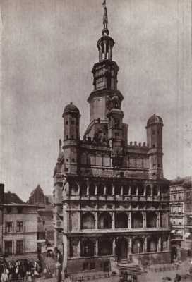 (1881-1890) Widok na fasadę wschodnią Ratusza. W głębi budynek Wagi Miejskiej.
