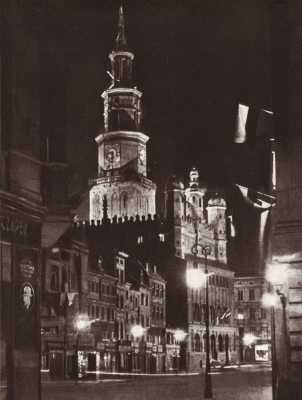 (1925-1935) Ratusz i domki budnicze nocą.
