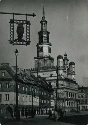 (1961) Ratusz i domki budnicze na Starym Rynku.