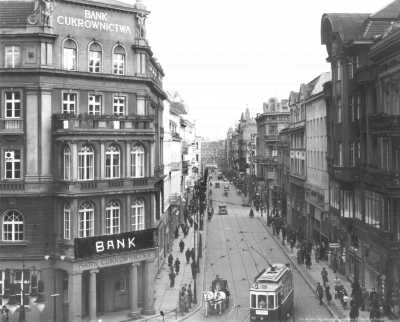 (1931-1939) Ulica 27 Grudnia 1918 r. Na miejscu widocznego Banku Cukrownictwa wzniesiono po wojnie Powszechny Dom Towarowy zwany popularnie Okrąglakiem.