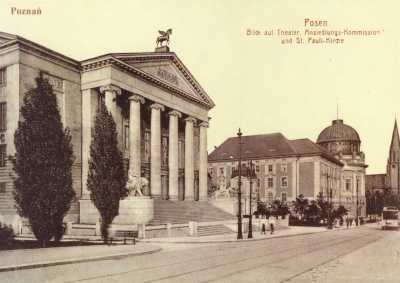 (1909-1914) Ulica Berlińska (obecnie Fredry) budynkami Teatru Miejskiego (Opery), Komisji Kolonizacyjnej (Collegium Maius) i kościołem św. Pawła (Najświętszego Zbawiciela).