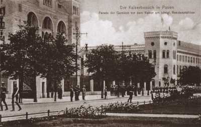 (1911-1918) Ulica Święty Marcin, parada garnizonu przed cesarzem Wilhelmem II. W tle budynek Intendentury.